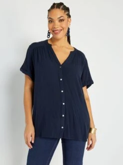 Blusa Con Cuello De Pico Y Motivos - Azul