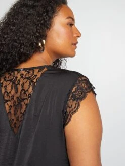 Blusa Con Escote De Pico Y Encaje - Negro -Zalaris Tienda blusa con escote de pico y encaje negro adz93 3 frb5