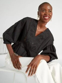 Blusa Crop Top Con Aberturas Bordadas - Negro