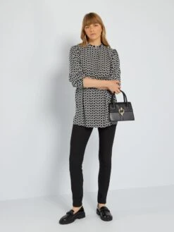 Blusa Estampada De Cuello Alto Con Volante - NEGRO