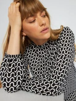 Blusa Estampada De Cuello Alto Con Volante - NEGRO -Zalaris Tienda blusa estampada de cuello alto con volante negro aeb10 2 frb3