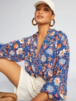 Blusa Vaporosa Con Estampado Cachemira - AZUL