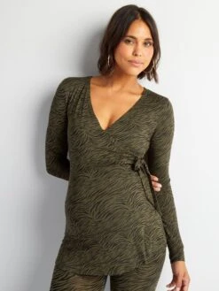 Camiseta Con Cuello Cruzado - CAQUIPOBETO -Zalaris Tienda camiseta con cuello cruzado caquipobeto ala71 2 frb3