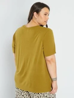 Camiseta Con Cuello De Pico De Tejido Suave - HIGO VERDE -Zalaris Tienda camiseta con cuello de pico de tejido suave higo verde agj24 5 frb3