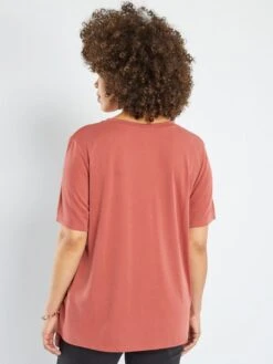 Camiseta Con Cuello De Pico De Tejido Suave - MARCHA ROJA -Zalaris Tienda camiseta con cuello de pico de tejido suave marcha roja agj24 2 frb3