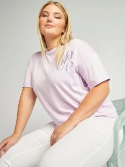 Camiseta Con Cuello Redondo Y Mensaje Bordado - AMORPURPLE