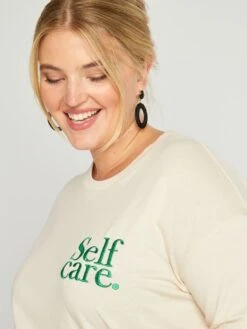 Camiseta Con Cuello Redondo Y Mensaje Bordado - CUIDADOS PERSONALES -Zalaris Tienda camiseta con cuello redondo y mensaje bordado cuidados personales awf48 2 frb3