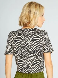 Camiseta Crop Con Detalle Retorcido - AOP CEBRA -Zalaris Tienda camiseta crop con detalle retorcido aop cebra awd33 1 frb4