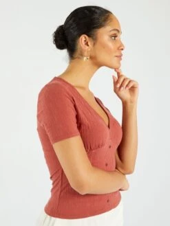 Camiseta De Manga Corta Con Botones De Fantasía - MARCHA ROJA -Zalaris Tienda camiseta de manga corta con botones de fantasia marcha roja arp63 3 frb5