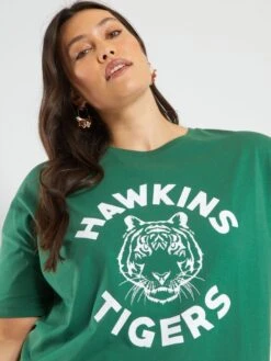 Camiseta 'Stranger Things' 'Hawkins' Con Sisa Baja - HOJA VERDE