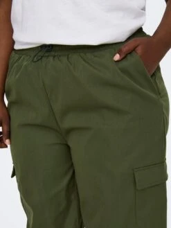 Pantalón Paracaídas 'Only Carmakoma' - Verde Caqui -Zalaris Tienda pantalon paracaidas only carmakoma verde caqui aud26 2 frb2