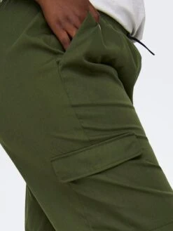 Pantalón Paracaídas 'Only Carmakoma' - Verde Caqui -Zalaris Tienda pantalon paracaidas only carmakoma verde caqui aud26 2 frb3