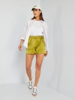 Short Satinado Con Bolsillos Con Solapa - KAKI