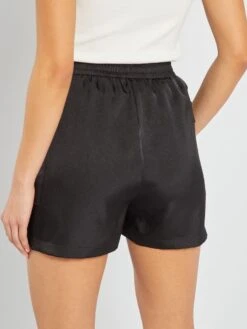 Short Satinado Con Bolsillos Con Solapa - NEGRO -Zalaris Tienda short satinado con bolsillos con solapa negro anc44 1 frb3