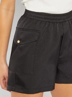 Short Satinado Con Bolsillos Con Solapa - NEGRO -Zalaris Tienda short satinado con bolsillos con solapa negro anc44 1 frb4
