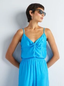 Top Satinado Con Cuello Torcido - Azul